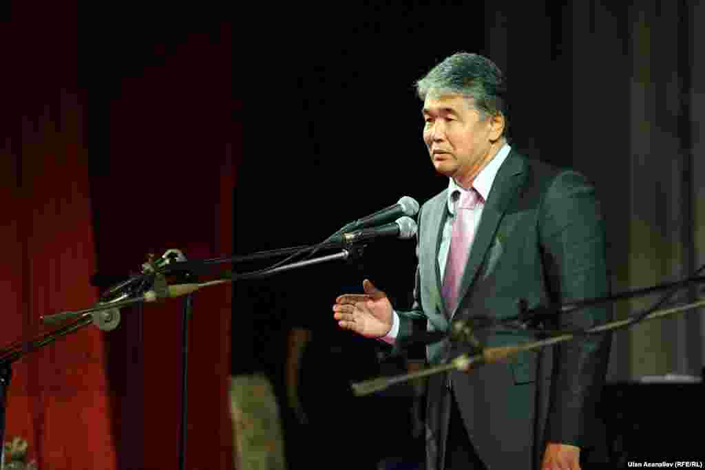 "Азаттыкты" өкмөттүн атынан маданият, маалымат жана туризм министри Султан Раев куттуктады.