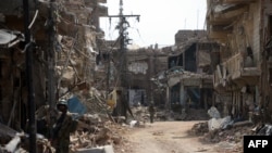 پاکستاني پوځيان د ميرامشا په ويجاړ شوي بازار کې (د ۲۰۱۴ کال د جولای تصویر) 