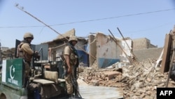 د پاکستاني پوځ سرتېري د ميرامشا په ړنګ بازار کې ګزمه کوي (انځور د ۲۰۱۴ز کال دی)