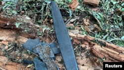 Fragmente ale unei drone rusești Gheran în apropierea satului Plauru din județul Tulcea, după un atac al Rusiei asupra Ucrainei, în apropiere de granița cu România.