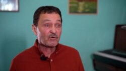 Nxënësit ndihmojnë trajnerin rus pas gjobës për heqjen e shenjës "Z"