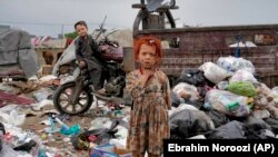 انبار پلاستیک ها و کثافات در یکی از گوشه های شهر کابل