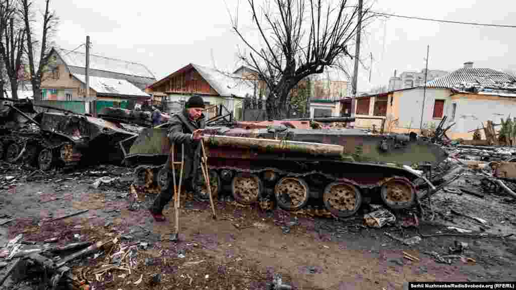 Станом на 1 березня у Бучі майже не працює інтернет, через пошкодження вишки з передавачами у більшості районів зник мобільний зв'язок, багато приватних осель й багатоповерхівок залишилися без світла, газу й води.&nbsp;Місто Буча, Київська область, 1 березня 2022 року &nbsp; 
