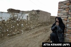 یک زن روستایی در برابر خانه ویران‌شده‌اش در اسلام‌آباد کرمان پس از زلزله اسفند ماه ۱۳۸۳