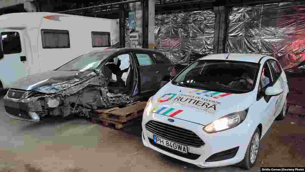 Mașina ONG-ului de educație rutieră condus de Mihai, lângă autoturismul avariat total.&nbsp;