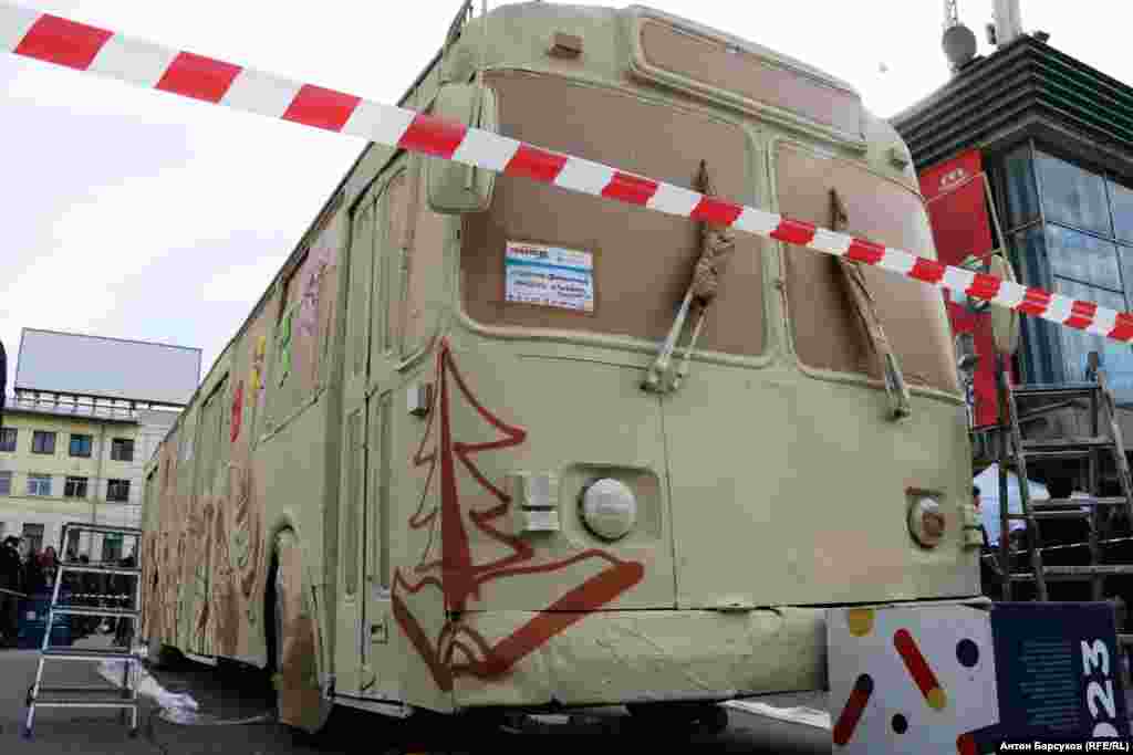 Откликнулось даже муниципальное предприятие "Горэлектротранспорт". Этот троллейбус, украшенный граффити, уже завтра выйдет на один из городских маршрутов