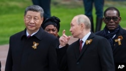 Ziua Victoriei, la Moscova. Președintele rus Vladimir Putin este însoțit permanent de președintele chinez Xi Jinping. Televiziunea rusă a vorbit despre relațiile dintre cele două țări ca fiind la cel mai înalt nivel înregistrat vreodată, unite împotriva „Occidentului colectiv”.