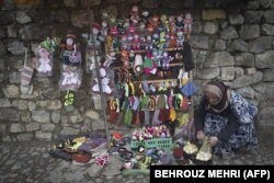 یک زن روستایی در حال فروش صنایع دستی در ماسوله گیلان