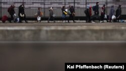 Qytetarë të Ukrainës duke u larguar nga luftimet në qytetin Lviv.