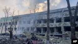 Clădirea unui e spital din Mariupol, Ucraina, după un atac rusesc în martie 2022.
