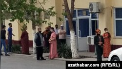 Paýtagtyň häkimiýetleri raýatlaryň diňe özüne degişli etrabyndaky, etrapçasyndaky ýa-da obasyndaky döwlet dükanlaryndan ýeňillikli azyk paýlaryny, şol sanda çöregi satyn almagyna rugsat berýärler. (Illýustrasiýa suraty)