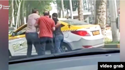 Лаҳзаи сарбозшикор дар Душанбе. Акс аз бойгонӣ