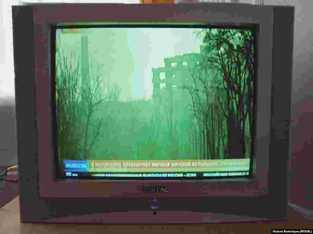 A pro-Russia TV channel broadcasting the "liberation operation" in occupied Kherson. "As soon as they entered the city, they drowned out the Ukrainian channels and launched their own. After a while, cable TV and radio stations were turned off. Not a single Ukrainian newspaper is published in Kherson," said a local media expert, who also warned of the dangers of reporting in the occupied territories. "You know, we used to think that a camera and a microphone were a means of protection," he said. "But now, it is a 'red rag' to the occupiers. Going out and filming something is putting yourself in danger.&rdquo;