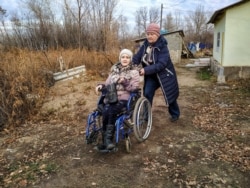 Nataliýa Frolowa we onuň gyzy Anna. 4-nji noýabr, 2019 ý.