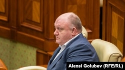 Deputatul neafiliat, Vasile Bolea, în sala de ședințe a Parlamentului de la Chișinău -2024. 