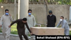 د پنجاب په راولپېنډۍ کې روغتیاپالان یو مړی انتقالوي - ارشیف انځور.