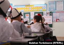 Мектептеги жеткинчектер. Бишкек. 05.3.2022.