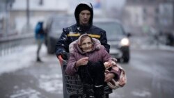 O femeie în vârstă este transportată din locuința sa din Irpin. Peste două milioane de ucraineni au părăsit țara de la începutul războiului.