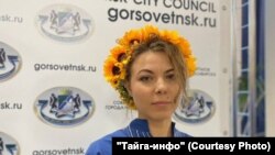 Akuzat kundër Pirogovas burojnë nga një postim në Twitter, në të cilin ajo komentoi në mënyrë sarkastike për rusët e varfër që shprehnin mirënjohje ndaj qeverisë që pagoi për funeralet e të afërmve të tyre që u vranë duke luftuar në Ukrainë.