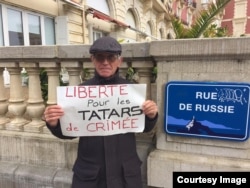 Пьер Хаффнер с плакатом «Свободу крымским татарам»