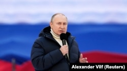 Путин 2022 жылғы ақпандағы телеүндеуінде дәлелсіз мәлімдеме жасап, Украинаның орыстілді халқына "геноцид" жасап отыр деді.
