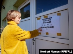 La intrarea în încăperea unde au fost primiți refugiații, Alina a lipit un afiș pe care scrie: „Cazare, transport, hrană și băutură - gratuite”.