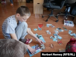 Kostia (11 ani), fratele Nastiei. Îi place să facă puzzle-uri.
