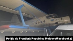 Acest avion a fost capturat în Republica Moldova și se presupune că ar fi transportat țigări de contrabandă în România, dar autoritățile române nu au descoperit marfa