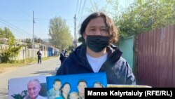 Акикат Калиолла Кытай консулдугунун алдында Шинжаңдагы туугандарын кайтарууну талап кылууда. Алматы, 14-октябрь, 2021-жыл.