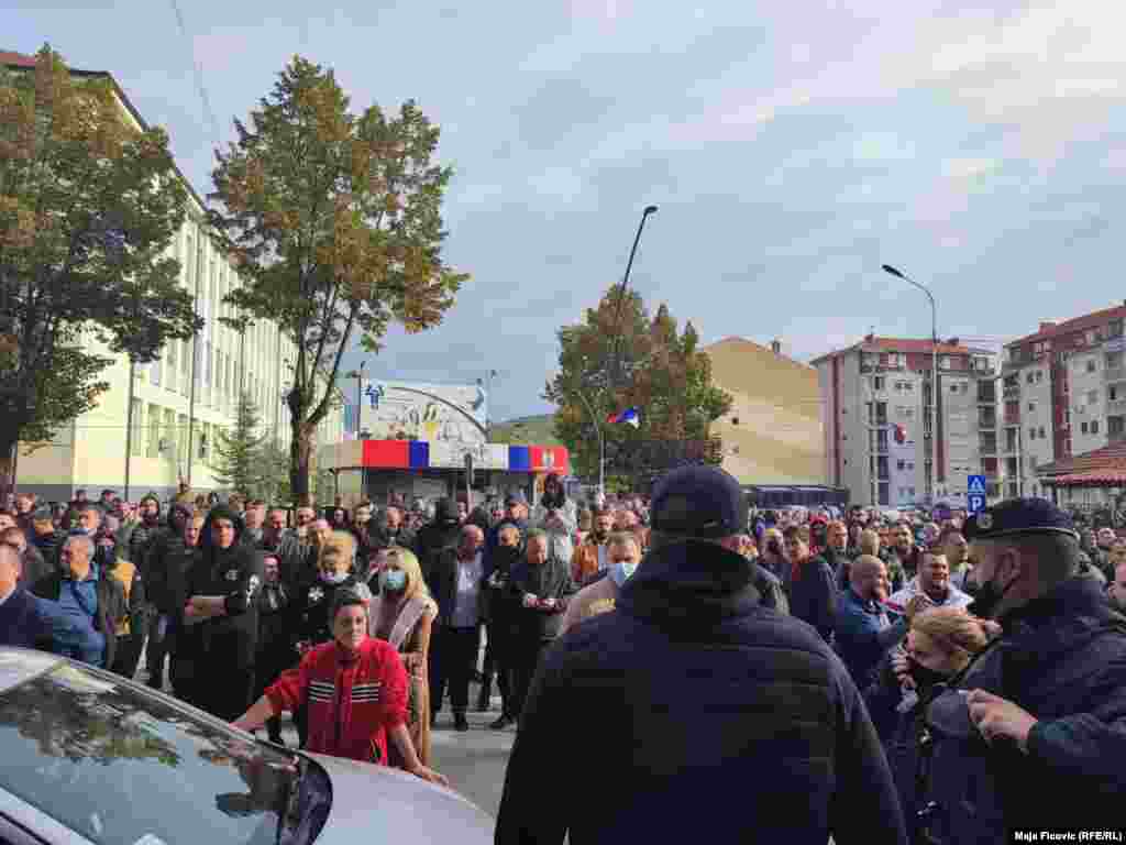 Lokalna policija i Srbi u Severnoj Mitrovici. Policija je upotrebila suzavac da rastera gomilu. 13. oktobra 2021.
