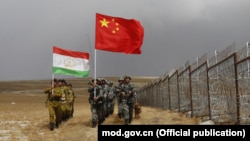 Қытай мен Тәжікстан шекарашыларының екі ел шекарасындағы бірлескен шеруі. 17 қыркүйек 2017 жыл.