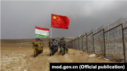 Кытайдын жана Тажикстандын чек ара аскерлери кытай-тажик чегарасын бойлото черүү жүргүзүүдө. 2017-жыл, 17-сентябрь.