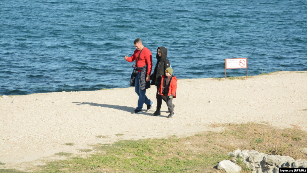 Туристи ходять по заповіднику, як правило, без захисних масок. Раніше адміністрація музею встановлювала обов'язковий масковий режим на території заповідника