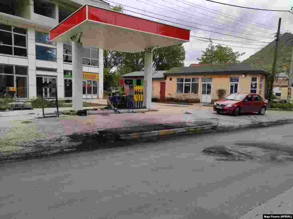 Në rrugën pranë kësaj pompe të benzinës në Zveçan, shenjat e dhunës janë ende të dukshme. Qytetarët e kësaj komune, më 13 tetor protestuan kundër një aksioni të zhvilluar nga autoritetet e Kosovës, kundër kontrabandës. Policia e Kosovës tha se protestuesit kishin përdorur bomba zhurmuese, bomba dore, mjete piroteknike e gjëra të forta, gjatë protestës së tyre.&nbsp; (Zveçan, 14 tetor 2021)
