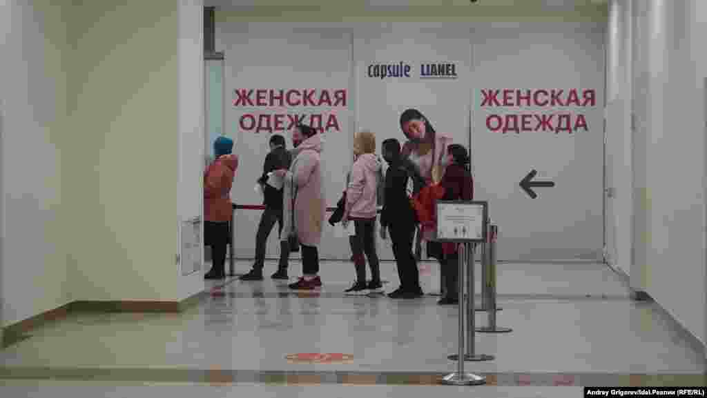 Хвост очереди на прививку в ТЦ "Южный".