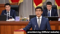 Министрлер кабинетинин төрагасынын орун басары Эдил Байсалов Жогорку Кеңеште ант берүүдө, 13.10.2021-жыл