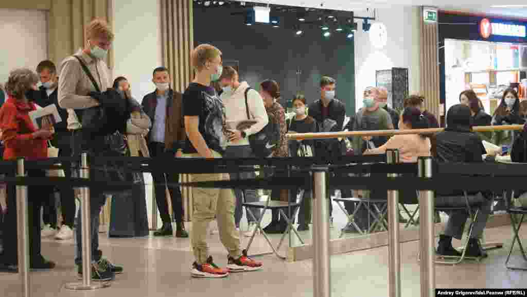 Самую большую очередь на вакцинацию корреспондент нашего издания зафиксировал в "Меге".&nbsp;