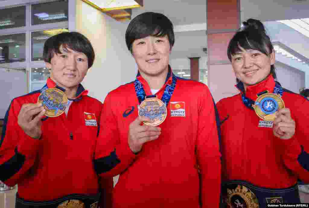 Намысты бийик көтөргөн үч кыз.