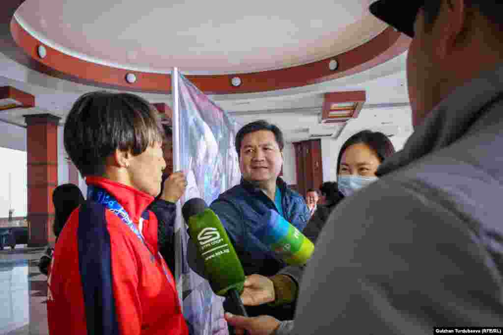  Айсулуу Тыныбекова: Акыркы бир айда жакшы даярдана алган эмесмин. Дүйнөлүк чемпионатта уялганыман, өжөрлүк менен эле жеңип чыктым. Биринчи мелдеш кыйын болду. Жандүйнөм, булчуңдарым ооруп турган, батыраак бүтсө экен деп жаттым. Режим кармабагандыктан салмагым да түшүп кетти. Бир ай спорт режиминен чыгып кетсең кыйын экен. Жаңылыштык, коркунучтук болгон жок. Адам ичинен өзүнө ишенсе баарына жетет, ишеним болбосо күчтүү болсо да жеңе албайт. Мындан кийин машыга берем, бирок азыр ички дүйнөмдүн тынчтыгын каалап турам. Алдыдагы Олимпиадага даярданышым керек. Айсулуу Тыныбекова эгемен Кыргызстандын тарыхында Күрөш боюнча дүйнө чемпионатынын финалында эки жолу күрөшүп, эки жолу тең жеңишке жеткен алгачкы спортчу болуп калды. 