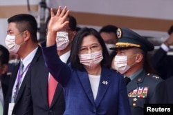Тайвань президенті Цай Инвэнь (ортада) мерекелік шара кезінде. Тайбэй, 10 қазан 2021 ж.