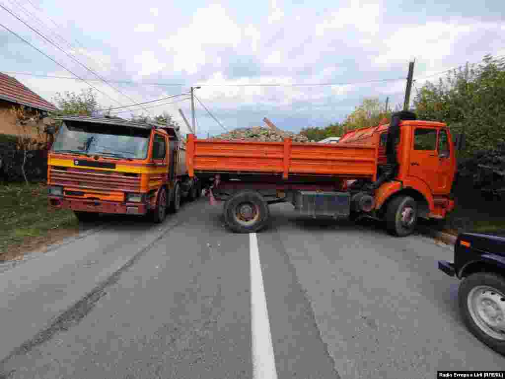 Oko 200 građana okupilo se, a neki su postavili kamione na autoputu Priština-Raša, u mestu Rudare u Zvečanu, kako bi se usprotivili akciji protiv krijumčarenja. 13. oktobra 2021.