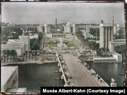 Işçiniň we kolhozçy aýalyň heýkeliniň (çepde) alnynda, faşistik Germaniýanyň pawilýony bolup, ýokarda bürgüdiň şekili bar. Parižde geçirilen sergiden 4 ýyl soň, Gitler "Barbarossa" operasiýasyny başlatdy hem faşistik goşunlar SSSR-e çozdy.