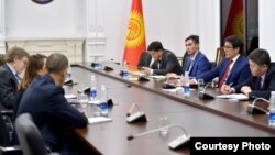 Human Rights Watch уюмунун Европа жана Борбор Азия боюнча директору Хью Уильямсон Министрлер кабинетинин төрагасынын орун басары Эдил Байсалов менен жолугушту. 22-ноябрь, 2022-жыл.