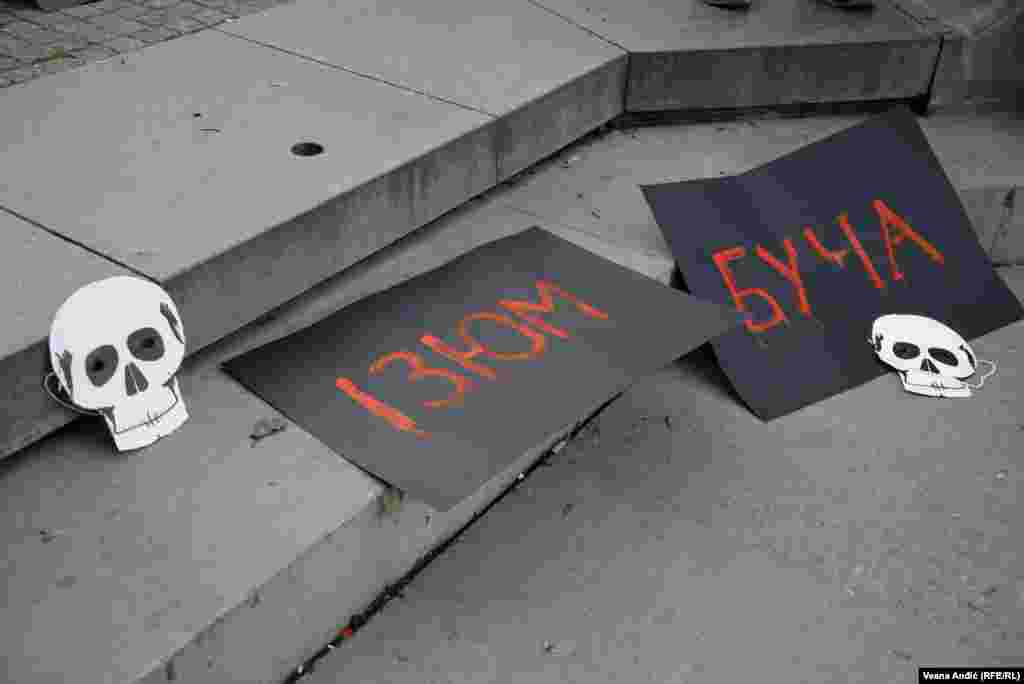 Aktivisti su naveli da "stotine ubijene ukrajinske dece nisu dočekali radost novogodišnjih praznika", kao i da su milioni Ukrajinaca u mraku i bez grejanja proslavili Božić i dočekali novu 2023. godinu, zbog ruske kampanje uništavanja elektroenergetskog sistema njihove zemlje. &nbsp;