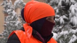 "Работаем и днем, и ночью". Женщины-дворники расчищают город от снега 