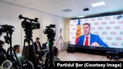 Чет өлкөгө качып кеткен Илан Шор видео конференция өткөрүп жатат. 