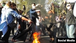 Pamje nga një protestë në Iran, pas vdekjes së Mahsa Amini, sa ishte në mbajtje policore.