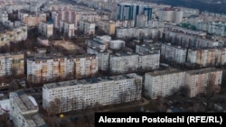 Vedere asupra unor blocuri de locuințe din sectorul Ciocana al municipiului Chișinău.