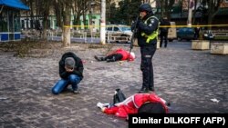 24-декабрда Херсон шаарындагы аткылоодо 10 жакын тургун каза таап, 60тан ашууну жараат алды. Сүрөт ошол күнү тартылган. 