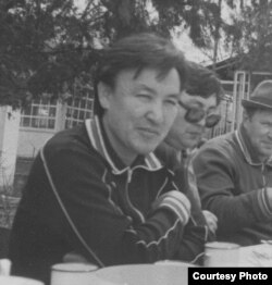 Кыргыз Республикасынын туңгуч премьер-министри Насирдин Исанов (солдон биринчи). Архив.